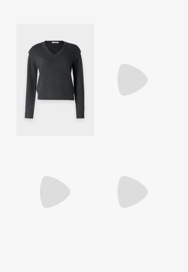 Maglione grigio scuro a maglia con scollo a V, maniche lunghe e orlo a coste. Texture morbida e design aderente. Stile minimalista e informale.; Pantaloni neri su misura con un design a gamba dritta, caratterizzati da una texture liscia e pieghe ben definite sul davanti. Senza hardware visibile.; Stivale in pelle nera fino al polpaccio con tacco a blocco e cinturino decorativo con fibbia argentata su uno sfondo chiaro e semplice.; Borsa a mano in pelle nera con un design strutturato, caratterizzata da una forma corta, manico superiore e accessori in metallo dorato. Inclusa tracolla regolabile.