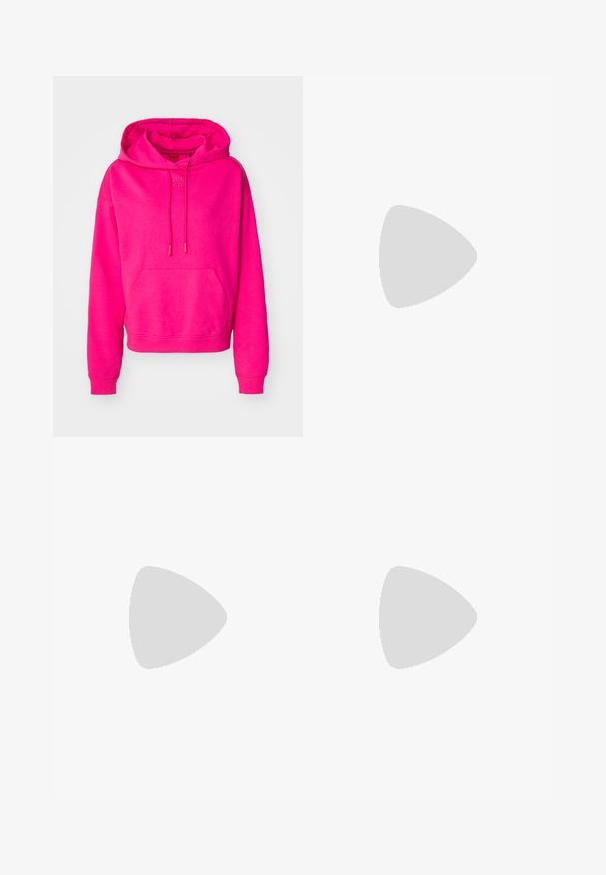 HUGO DELFINIA - Felpa - bright pink; Jeans in denim azzurro chiaro con vita alta, taglio a gamba larga, due tasche laterali e design plissettato. Texture morbida con una finitura sbiadita.; Sandalo in pelle nera con tacco a blocco e una fascia larga sopra le dita, dotato di una cinghia regolabile alla caviglia, caratterizzato da un design elegante e minimalista.; Calvin Klein LINEAR CAMERA BAG - Borsa a tracolla - black