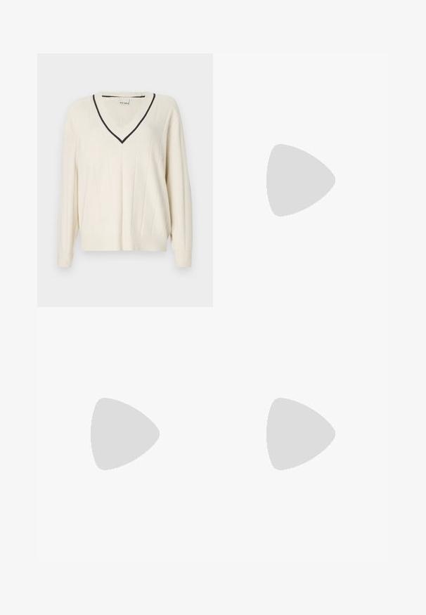 Pullover lavorato a maglia color avorio con scollo a V e bordi scuri, righe verticali e maniche lunghe con polsini a coste. Design dal fitting rilassato.; Pantaloni neri a gamba larga con vita alta, dettagli con bottoni in vita e pieghe frontali.; Sandali con tacco in suede nero, dotati di un ampio tacco a blocco, fascia alla caviglia regolabile, design con punta aperta e dettagli a contrasto cuciti.; Borsa nera con forma strutturata, texture liscia e una chiusura metallica. Abbinata a pantaloni neri larghi e sandali open-toe su un pavimento in legno.