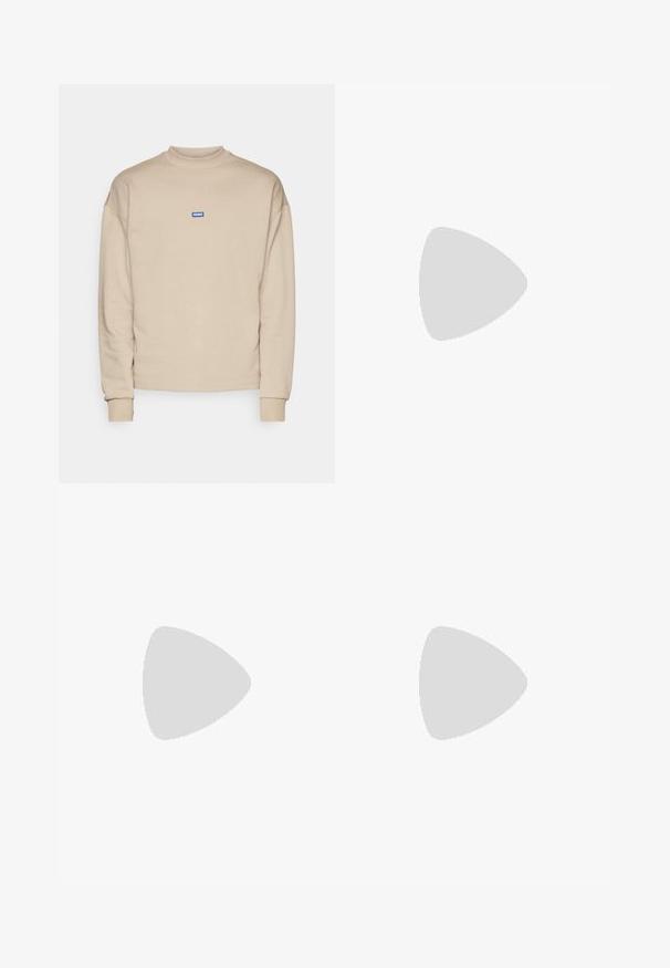 Μπεζ φούτερ με στρογγυλή λαιμόκοψη, ριμπ μανσέτες και ένα μικρό μπλε ορθογώνιο λογότυπο ραμμένο στο στήθος. Μαλακή υφή.; Μαύρο μπλουζάκι με μακριά μανίκια από βαμβάκι, με στρογγυλή λαιμό�κοψη και μικρό πράσινο κεντητό λογότυπο κροκοδείλου στην αριστερή πλευρά του στήθους.; Μπλε ναυτικό παντελόνι από απαλό ύφασμα, με ίσια γραμμή, ζώνες, και κούμπωμα με κουμπί και φερμουάρ.; Αθλητικά παπούτσια Lacoste σε σκούρο γκρι χρώμα, κατασκευασμένα από διχτυωτό και συνθετικό υλικό, με ελαστική σόλα και καφέ λεπτομέρειες στον γιακά και στο branding.