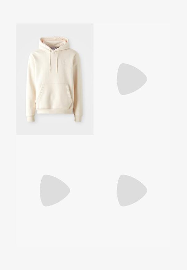 Krémová mikina s kapucňou vyrobená z mäkkého materiálu, s prednou vreckom, sťahovacou kapucňou a malým bielym logom na hrudi.; Svetlomodré džíny s rovnými nohavicami, viditeľným prešívaním, dizajnom s piatimi vreckami a zapínaním na gombík v oblasti pása.; Hnedé semišové tenisky s tromi bielymi pruhmi, zlatým logom "Gazelle" a gumovou podrážkou. Majú polstrovaný jazyk a pätu pre pohodlie.; Strieborné hodinky z nehrdzavejúcej ocele so štvorcovým puzdrom, bielym ciferníkom, analógovým a digitálnym zobrazením a kovovým náramkom. Vodoodolný dizajn.