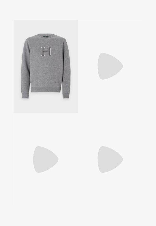 Grauer Sweatshirt mit Rundhalsausschnitt, gerippten Bündchen und Saum. Mit einem kontrastierenden gestickten Buchstaben "H" auf der Brust. Glatte Textur.; Schwarze, taillierte Hose mit geradem Schnitt, aus glattem Stoff gefertigt. Verfügt über Gürtelschlaufen und eine Bügelfalte an der Vorderseite.; Weiße Leder-Sneaker mit glatter Oberfläche, rundem Zehenbereich, flachen Schnürsenkeln und strukturiertem Schuhsohlen. Graues Wildleder-Detail an der Ferse.; Klarer Kunststoff-Sonnenbrillen mit rechteckigen braunen Gläsern, ausgestattet mit dünnen, transparenten Bügeln und Metallakzenten an den Schläfen.