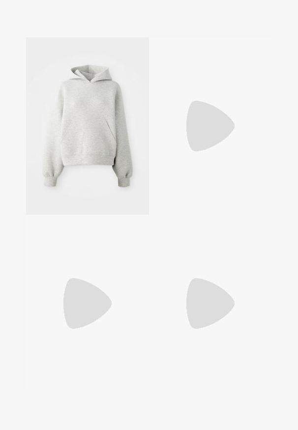 Haut à capuche gris clair avec une poche kangourou à l'avant, cordon de serrage à la capuche et poignets côtelés. Tissu doux et texturé, coupe oversize.; T-shirt blanc à manches courtes en coton doux, avec un col rond et une coupe ajustée. Pas de motifs ni d'ornements visibles.; Pantalons de survêtement gris clair avec une coupe décontractée, taille élastique, cordelette de serrage et poches latérales ; fabriqués à partir d'un tissu doux et texturé.; Chaussure de sport Nike en blanc et rose clair. Présente un dessus en mesh et une semelle incurvée distinctive avec un amorti à air visible.