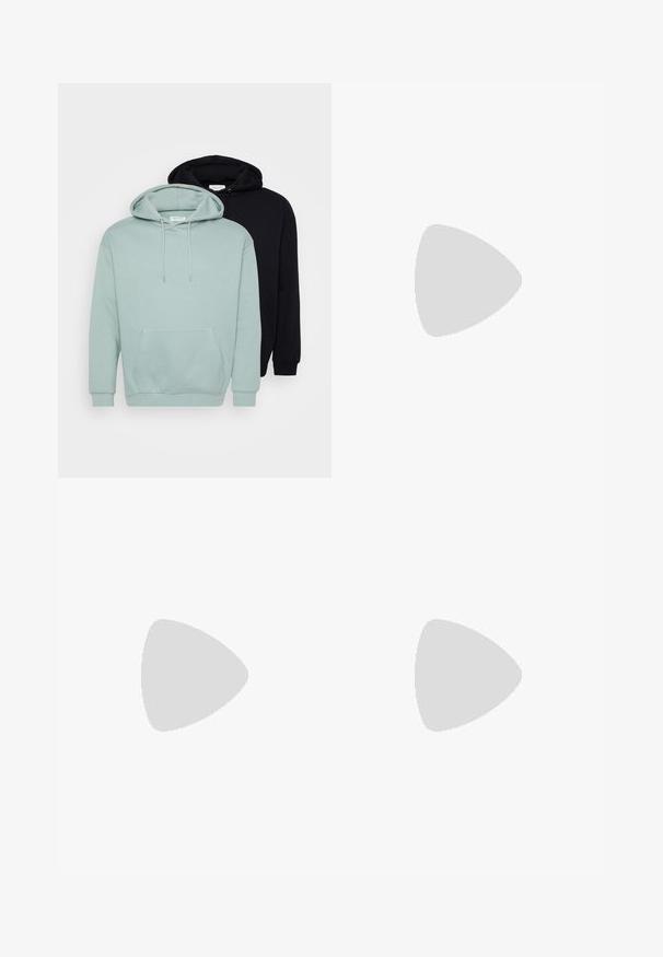 Set van twee hoodies: één licht muntgroen, één zwart. Beide hebben verstelbare trekkoorden, een voorvak en ribgebreide manchetten en boord.; Corduroy wijde broek in een tan kleur. Kenmerkt zich door geprofileerde, verticale ribbels, met een standaard tailleband en twee voorzakken.; Zwarte leren loafers met een franjesaccent, voorzien van een dikke zwarte zool en gele stiksels langs de rand. Gevoelige afwerking.; Driedelige zilveren metalen halsketting met slanke, flexibele kettingen met een lichte glans, beveiligd met een karabijnhaak en een verstelbare ketting.