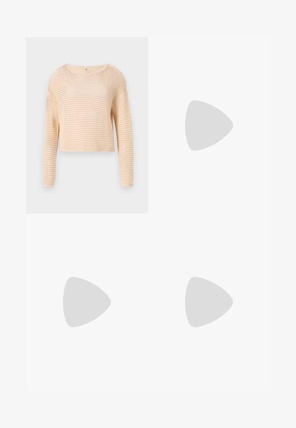 Lys beige avkortet genser med et strikket mesh-mønster, lange ermer, rund hals og ribbestrikket kant. Myk, teksturert stoff.; Lys blå denimjeans med rette ben, med høy midje, fem lommer og slippedetaljer på kanten.; Svart høyglans sandaler med hæl, firkantet tå, ankelremmer og sølvspenner. Har en kraftig blokkhæl for stabilitet.; Svart lærveske med en buet form, avtagbar stropp og gullbeslag. Vesken har et klaff med spenne-detall.