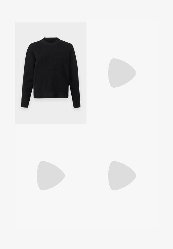 Schwarzer Pullover aus weichem Stoff, mit rundem Halsausschnitt, langen Ärmeln und lockerer Passform, der eine glatte Textur aufweist.; Schwarze Denim-Jeans mit geradem Schnitt, featuring einen Knopfverschluss, fünf Taschen und subtilen Stitching-Details. Glatte Textur.; Schwarzer Lederhochschuh mit spitzem Zehenbereich, glatter Textur und schmalem Absatz. Minimalistisches Design, keine zusätzlichen Verzierungen.; Schwarze Leder-Umhängetasche mit weicher Textur, dreieckiger Form und verstellbarem Tragegurt, kombiniert mit einem hellblauen gestreiften Hemd und weißen Hosen.