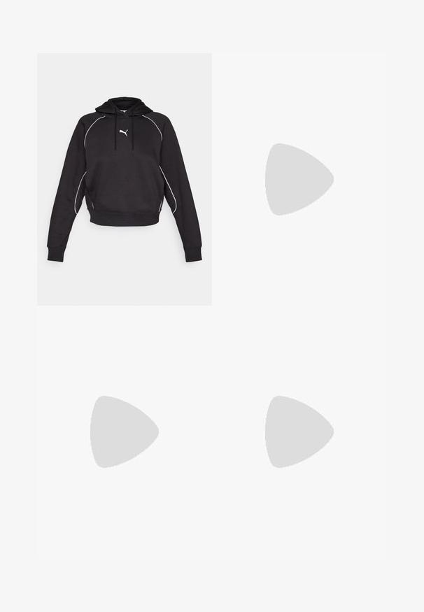 Svart kort jakke med hette og snor, hvite dekorative sømmer og en liten hvit logo på brystet. Myk tekstur på stoffet.; Hvit bomulls T-skjorte med kortermet, rund hals og en lyseblå "NB" logo på venstre bryst. Glatt tekstur og avslappet passform.; Svart treningsshorts laget av elastisk materiale, med høy midje, glatt tekstur, og uten synlige mønstre eller detaljer.; Lys grå og rosa New Balance løpesko med tykk hvit såle og svart yttersåle, sidevisning på ensfarget bakgrunn.