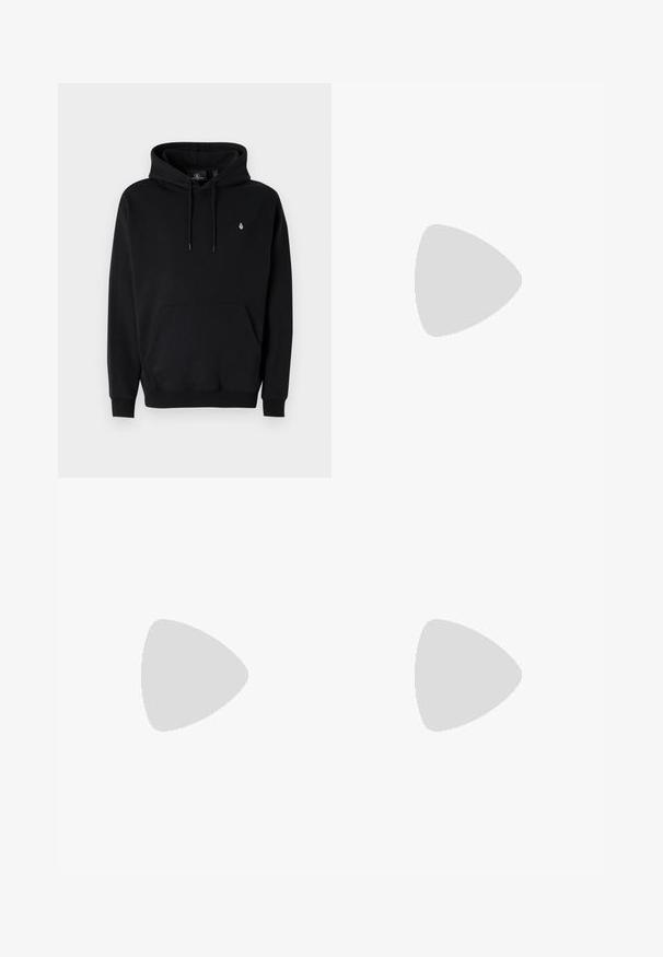 Haut à capuche noir en mélange de coton avec une poche kangourou, un cordon de serrage, des poignets côtelés et un petit logo sur la poitrine gauche.; Un pantalon de jogging noir en tissu doux, avec une taille élastique et des cordons de serrage, des chevilles resserrées, et un petit logo sur le côté.; Sneaker Nike Air Max 90 blanche avec une tige en mesh et cuir, une boîte à orteils perforée et une unité air visible au talon.; Lunettes de soleil noires avec une finition mate, verres rectangulaires, légère courbure sur les branches, détail de logo subtil et verres teintés fumés.