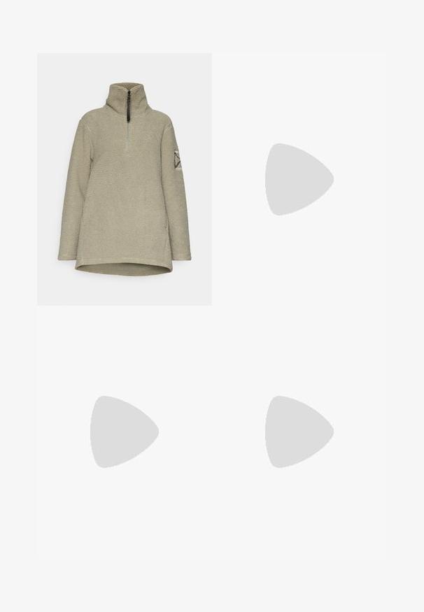 Pullover in fleece di un verde oliva chiaro, con colletto alto, chiusura a mezza zip e tessuto testurizzato. Decorato con una toppa geometrica sulla manica.; T-shirt bianco cropped in cotone con scollo rotondo e maniche corte. Presenta un logo nero sul lato sinistro del petto.; Pantaloni cargo in nylon nero con zip rimovibile, polsini regolabili, molteplici tasche e un logo sulla gamba destra. Tessuto liscio e leggero.; Scarpa atletica beige e crema con tomaia in mesh testurizzato, sovrapposizioni supportive e suola in gomma con un motivo a tasselli per la trazione.