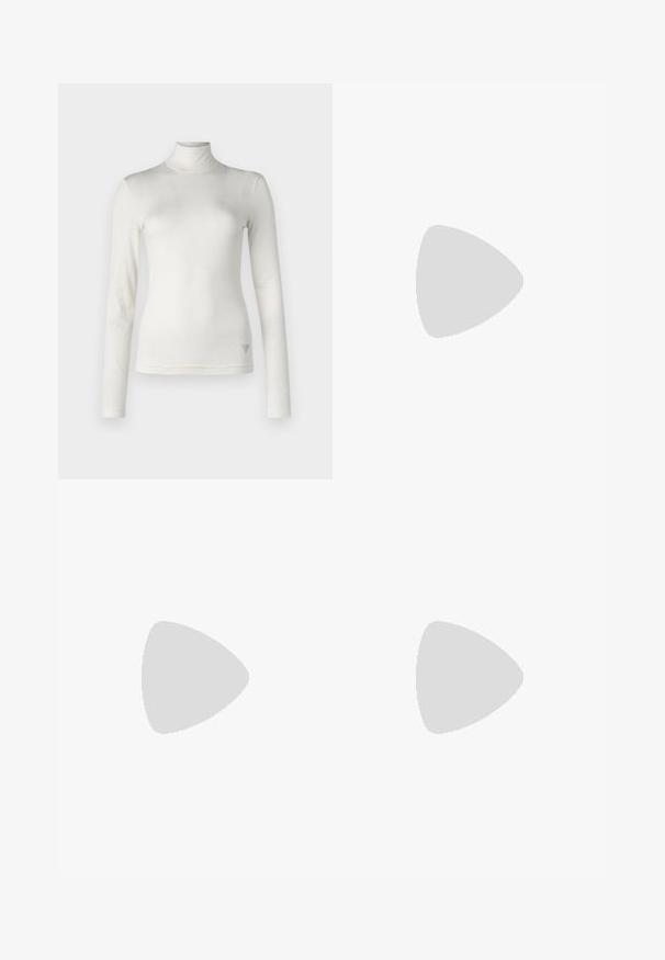 Bela dolge rokave turtleneck majica iz mehkega blaga z gladko teksturo. Ima subtilen logotip na spodnji strani.; Črne krojene hlače s direktnim krojem, ki se ponašajo z gladko teksturo in ostrimi pregibi spredaj. Ni vidne kovine.; Črne usnjene sandale na peto z ostro konico, ki imajo tanko peto in zlat ton na nastavljivem traku. Gladka tekstura.; Črna usnjena torbica s strukturnim dizajnom, ki ima skrajšano obliko, zgornji ročaj in zlate dodatke. Vključena je nastavljiva ramenska naramnica.