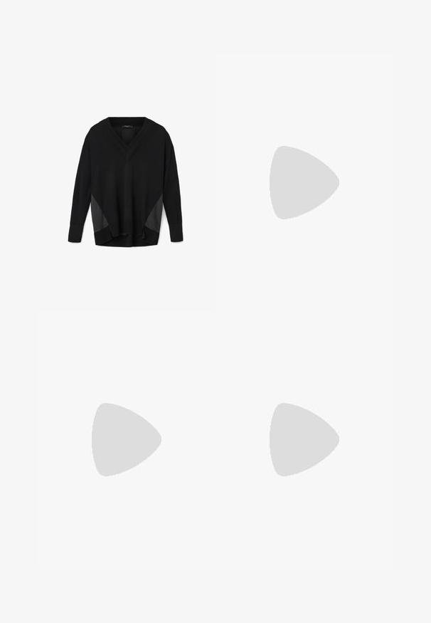 Zwarte V-hals lange mouwen pullover met geribbelde manchetten en zoom, voorzien van satijnachtige zijpanelen en een relaxte, licht verhoogde pasvorm.; Zwarte broek met een rechte pasvorm, voorzien van zijzakken en plooien aan de onderzijde. Gemaakt van zachte, gladde stof. Geschikt voor verschillende gelegenheden.; Zwarte platte sandalen met een glanzende afwerking, drie dunne banden en een ronde hardware detail bij de teen. Slank ontwerp met een minimalistische hak.; Zwarte leren handtas met een gladde textuur, rechthoekige vorm en twee lange handvaten. Geen zichtbare hardware of versieringen.