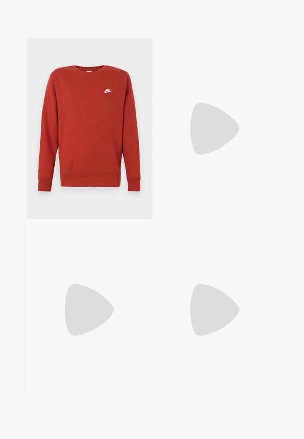 Sarkans kokvilnas džemperis ar garām piedurknēm un ribām piedurku galos. Uz kreisās krūtīs maza balta Nike logo. Klasiska apaļa apkakle.; Melnas sporta bikses ar elastīgu jostasvietu, brīvu piegriezumu, aprocēm ap potītēm, gludu tekstūru, un bez redzamām rakstu vai aparatūras akcentiem.; Baltas Nike Air Max 90 sporta apavi ar sietu un ādas augšdaļu, caurspīdīgu pirksta daļu un redzamu gaisa vienību papēdī.; Melni saulesbrilles ar matētu apdari, taisnstūra lēcām, nedaudz izliektiem tempļiem, smalkiem logotipa elementiem un dūmu nokrāsas lēcām.