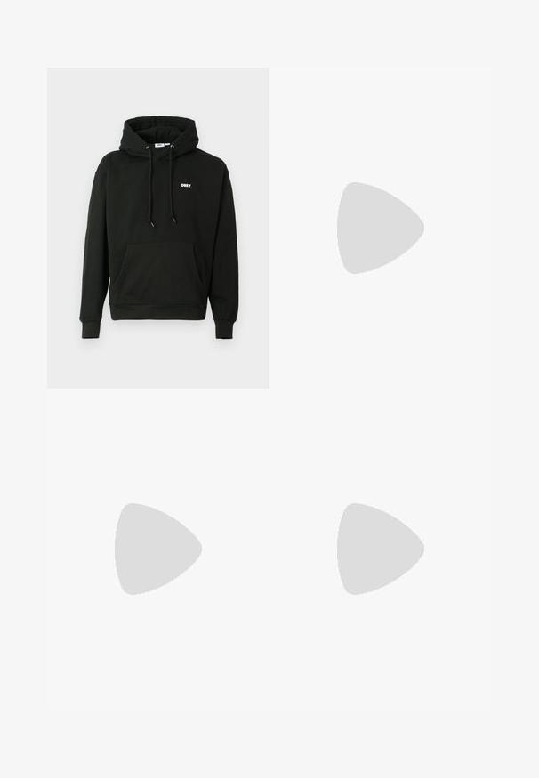 Sweatshirt preto com um bolso canguru frontal, capuz ajustável com cordão e um pequeno logotipo branco "OBEY" no peito. Tecido macio.; Calças de fato de treino pretas, com cintura elástica e um corte solto, com punhos nas pernas, textura suave e sem padrões visíveis ou detalhes de metal.; Sapatilha Nike Air Max 90 branca com parte superior em malha e couro, caixa de dedos perfurada e uma unidade de ar visível no calcanhar.; Óculos de sol pretos com acabamento mate, lentes retangulares, leve curvatura nas hastes, detalhe sutil do logo e lentes de cor fumada.