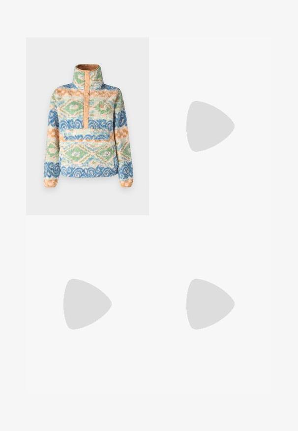 Fuzzy pullover in multi-kleurige patronen, met een hoge hals, knoopsluiting aan de voorkant en een voorzak. Gemaakt van zachte, gestructureerde stof.; Witte katoenen t-shirt met korte mouwen en een ronde halslijn. Heeft een zwart Adidas-logo op de borst en een contrasterende zwarte binnenkraag.; Crème kleurige wijde broek met een zigzagpatroon, met een zwarte logo tailleband en zij zwarte strepen. Lichtgewicht, gestructureerde stof.; Samba-sneakers met een crème en beige kleurenschema, voorzien van drie lichtblauwe strepen, witte veters en bruin rubberen zolen.