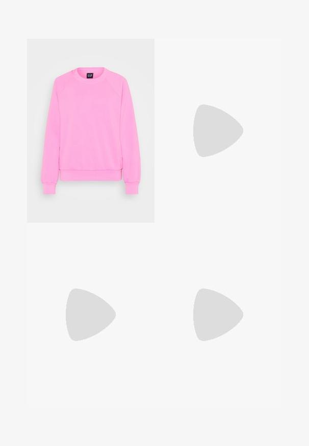 GAP NEW CREW - Sweater - standout pink; Zwarte cargo pants met een hoge taille, plooien aan de voorkant, twee zijzakken en een relaxte pasvorm, gemaakt van stevige stof met een gladde textuur.; Zwarte high-top sneakers met witte veters, een wit logo en contrasterende witte stiksels. Heeft een dikke witte zool en een bovenwerk van gestructureerd suede.; Metalen zonnebril met ovale groene lenzen. Dunne zilveren metalen rand en zwarte oorstoppers. Minimalistisch ontwerp, zonder zichtbare logo's.