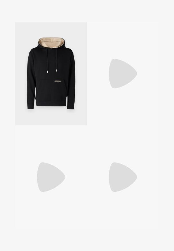 Zwarte hoodie met beige interieur, trekkoorden, voorzak en logo op de borst. Gemaakt van zachte stof met geribbelde manchetten en zoom.; Blauwe denim cargoshorts met een hoge taille, meerdere cargozakken aan de zijkanten en een klassieke vijf-pocket stijl. Stonewashed textuur.; Zwarte lage sneakers met witte strepen, zwarte veters, gestructureerde zwarte zool en witte hielaccent, met het merk "JACK & JONES" aan de zijkant.; Zwarte stof heuptas met een afgeronde vorm, voorzak met rits en een gladde textuur. Geen zichtbare patronen of accenten. Lichtgewicht ontwerp.