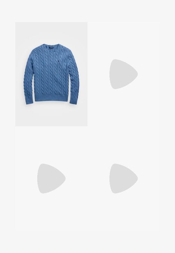 Polo Ralph Lauren CABLE-KNIT COTTON SWEATER - Strikkegenser - lake heather; Hvit langermet skjorte med knapper laget av bomull. Har sprettkrage, knappelukking og en liten brodert logo på brystet.; Beige bomullskjoler med flat front, beltehemper og sidelommer. Rett ben-design med en glatt tekstur og en lett, pustende følelse.; Hvite lærsko, lavt design, med en glatt tekstur, rund tå, snøring foran, og en liten brodert logo på siden.