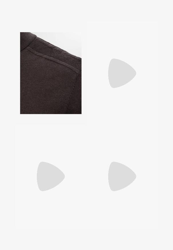Selected Homme SLHBERG HALF ZIP  - Strickpullover - chocolate torte; Weißes Baumwoll-T-Shirt mit kurzen Ärmeln und Rundhalsausschnitt. Verfügt über ein kleines, dezentes Nike-Logo auf der Brust und ein seitliches Etikett.; Helle beige weit geschnittene Hose aus Baumwolle. Verfügt über Fronttaschen und einen Knopfverschluss. Glatte Textur mit dezenten vertikalen Streifen.; Graue Wildledersneaker mit einem Obermaterial aus glattem Leder, ausgestattet mit einer strukturierten Gummisohle und klassischem Schnürdesign. Signaturen Swoosh-Logo an der Seite.