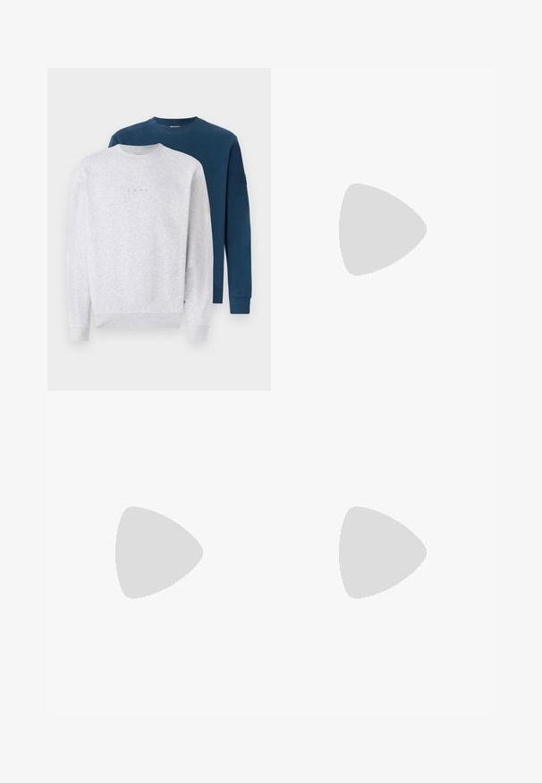 Două hanorace stivuite: unul în gri deschis cu un logo subtil, celălalt în albastru închis. Ambele au guler rotund și manșete ribbate.; Jeans din denim albastru cu picioare drepte și umplutură decolorată, având un design cu cinci buzunare, nasture metalic și bucle pentru curea. Material structurat, de greutate medie.; Sneaker alb cu accente negre și gri, având un capac de vârf gri texturat, talpă din cauciuc negru și șireturi plate albe. Design elegant, stil minimalist.; Borseta gri din suede, cu o formă rotunjită, două compartimente cu fermoar și curea ajustabilă. Are accente din metal.