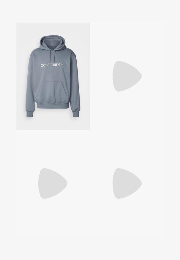 Carhartt WIP HOODED - Felpa con cappuccio - dove grey/wax; T-shirt bianco in cotone con maniche corte, con colletto girocollo, caratterizzato da un piccolo logo dorato sulla parte sinistra del petto. Tessuto morbido e vestibilità regolare.; Jeans in denim nero con taglio dritto, dotati di chiusura con zip, cinque tasche e cuciture a contrasto lungo le cuciture.; Sneaker in suede nero con suole in gomma bianca e strisce laterali, abbinate a pantaloni cargo verde chiaro, in piedi su una superficie scura e texture.