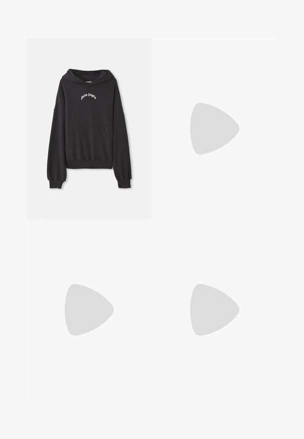 Hanorac negru din bumbac moale, cu un buzunar frontal, mâneci largi și text alb cu logo pe piept. Textură netedă pe toată suprafața.; Tricou negru din bumbac, cu guler rotund, mâneci scurte și o etichetă albă rectangulară, cu numere și un design grafic.; Pantaloni negri cu picioare largi, confectionați dintr-un material moale. Prezintă un brau elastic, o textură netedă și un design simplu, modern, fără modele.; Adidași negri din suede și piele. Prezintă un profil jos, vârf rotund, design cu şireturi și accente texturate. Solele au un model cu textură antiderapantă.