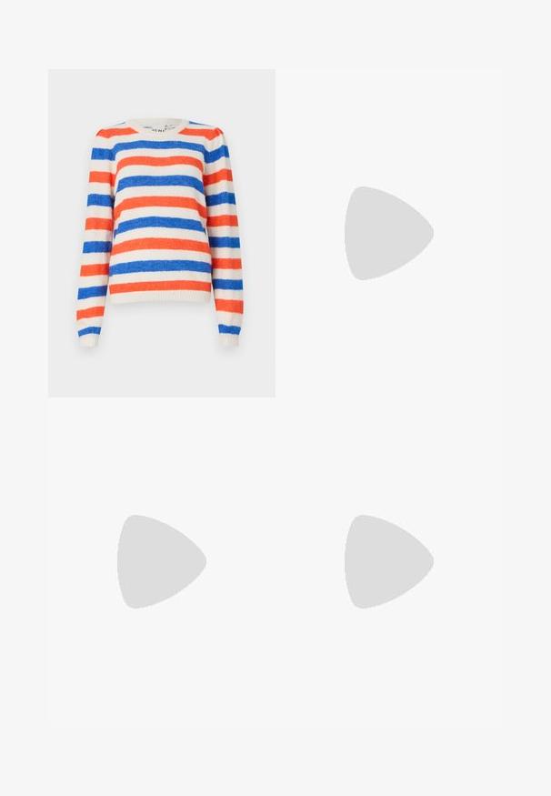 Gestreifter Pullover in rot, blau und creme. Weiche Textur mit Rundhalsausschnitt und langen Ärmeln. Gerippte Bündchen und Saum.; Helle beige, locker sitzende Hose mit elastischem Bund und Kordelzug. Strukturierter Stoff mit seitlichen Nähte und weitem Bein.; Weiße Sneaker mit einem glatten, synthetischen Obermaterial, perforierter Zehenbox, flachen Schnürsenkeln und einer strukturierten Sohle, präsentiert auf einer Holzoberfläche.; Beige übergroße Sonnenbrille mit klarem Rahmen und braun getönten Gläsern, die subtile florale Akzente und ein mutiges, geometrisches Design aufweist.