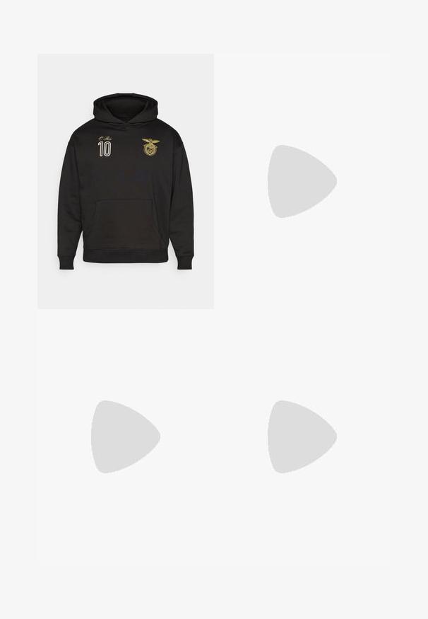 Felpa nera in cotone con tasca frontale, caratterizzata da ricami dorati di un stemma e il numero "10" sul petto.; Maglietta polo bianca con righe nere, dotata di colletto con bottoni e logo del club ricamato con accenti dorati sul petto.; Pantaloni sportivi neri con una vestibilità rilassata, con strisce bianche sui lati, vita con cordoncino e due tasche laterali. Realizzati in tessuto morbido.; Scarpe sportive bianche con tomaia in mesh texturato, suola ammortizzata e supportiva, e design a tre strisce sul lato.