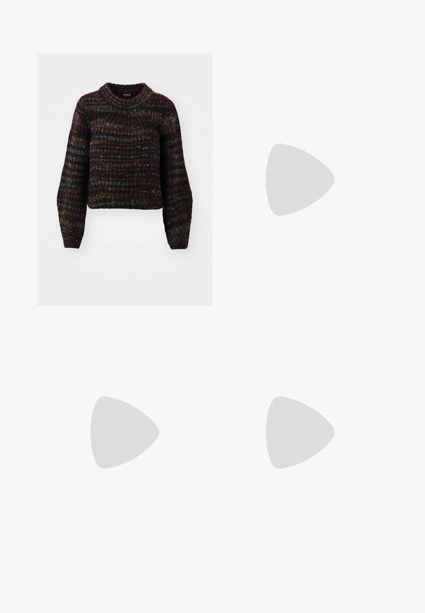 ONLY ONLCARMA PULLOVER - Stickad tröja - black/multi spacedye; Svarta byxor med rak passform, utrustade med framfickor och sidoklyvningar vid fållen. Tillverkade av mjukt, slätt tyg. Lämpliga för olika tillfällen.; Svarta sandaletter med remmar och fyrkantig tå, samt en kraftig klack, tillverkade av ett slätt material. Har justerbara ankelremmar och minimalistisk hårdvara.; Svart tote-väska i slät läder, med en böjd, öppen topp, två axelremmar och en minimalistisk design.