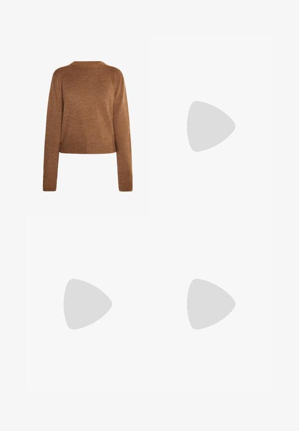 Maglione lavorato a maglia marrone con maniche lunghe, scollo rotondo e orlo corto. Texture morbida, design minimalista e senza motivi visibili.; Jeans a gamba larga di colore verde scuro, realizzati in tessuto misto cotone, dotati di chiusura con bottone frontale, cinque tasche e cuciture classiche in denim.; Sandal in pelle nera open-toe con una fascia ampia e un tacco a blocco solido. Caratterizzato da una texture liscia e un design minimale.; Borsa a spalla in pelle marrone con due manici lunghi, forma rettangolare strutturata, texture liscia e dettagli di cucitura sottili.