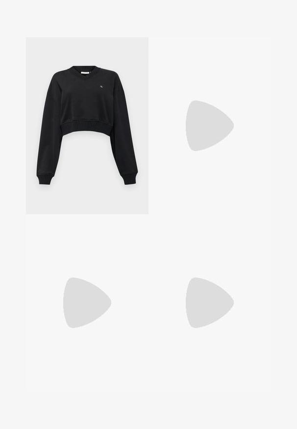 Sweat-shirt noir court avec un décolleté en V, des manches longues et un ourlet côtelé. Présente un petit logo brodé sur la poitrine. Texture de tissu douce.; Pantalon noir ajusté avec une coupe droite, présentant une texture lisse et des plis nets sur le devant. Aucune quincaillerie visible.; Sandales beiges à talons carrés avec des fines brides et un bout carré. Matière lisse avec des détails minimaux, conçues pour un port facile.; Sac à main en cuir noir avec un design structuré, featuring une forme cropped, une poignée supérieure et des accents en matériel doré. Bandoulière réglable incluse.