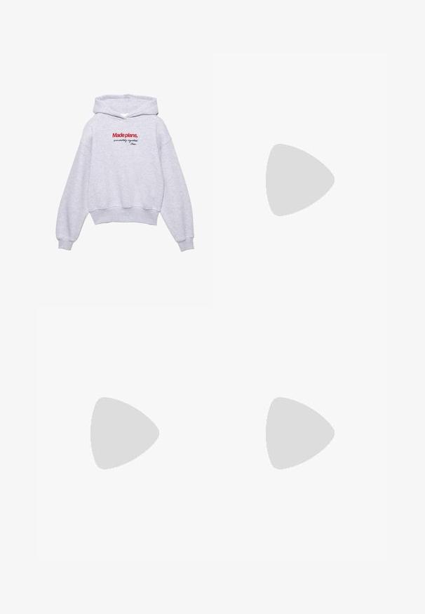 Grijze cropped hoodie in zachte stof met een voorzijde afbeelding met rode en zwarte tekst. Afgewerkt met een capuchon en ribgebreide mouwen.; Zwarte flared jeans van denim met een gladde textuur, voorzien van twee achterzakken en een knoopsluiting bij de taille.; Bershka Sandalen met hoge hak - black; Witte synthetische handtas met een driehoekige vorm, platte voorklep en strikdetail, verstelbare schouderriem, gladde textuur en minimalistisch ontwerp.