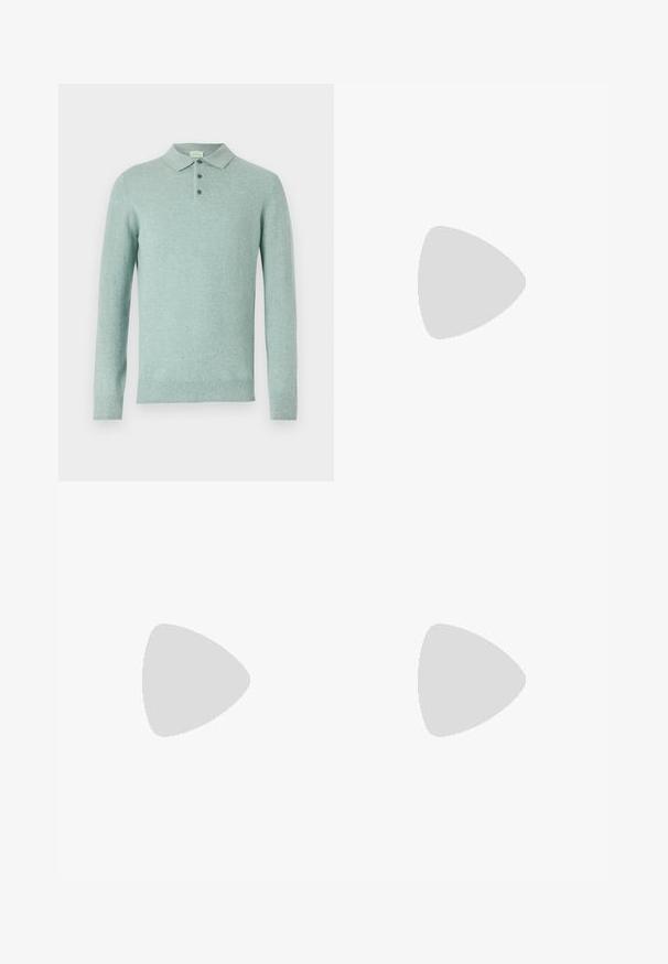 Lys grøn polo sweater med lange ærmer, tre frontknapper og klassisk krave; blød tekstur og ensartet strikkemønster overalt.; Langærmet hvid bomulds skjorte med rund halsudskæring, sideslids i bunden og en glat overflade, vist bagfra.; Lyseblå denim jeans med lige ben-design, fem lommer, knaplukning, minimal falming og kontraststingdetaljer.; Hvide sneakers med en glat læderoverdel og lav profil. Har en rund tå, seks snørehuller og en tekstureret gummisål.