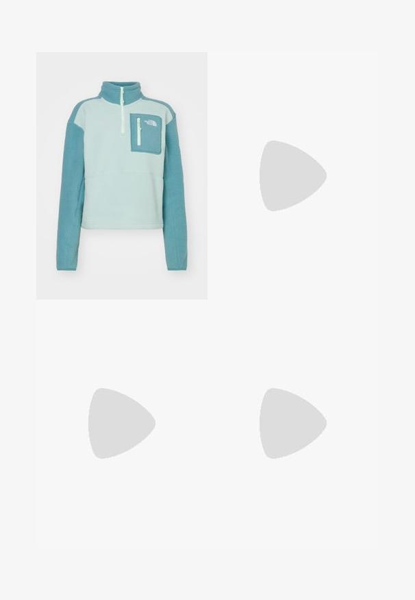 The North Face YUMIORI ¼ ZIP - Φλις πουλόβερ - muted pine/algae blue; Λευκό κοντό μπλουζάκι από βαμβάκι με στρογγυλή λαιμόκοψη και κοντά μανίκια. Διαθέτει μαύρο λογότυπο στο αριστερό στήθος.; Μαύρα νάιλον παντελόνια cargo με φερμουάρ που αφαιρούνται, ρυθμιζόμενους καρπούς, �πολλαπλές τσέπες και λογότυπο στο δεξί πόδι. Απαλή, ελαφριά υφή.; Μπεζ και κρεμ αθλητικό παπούτσι με υφασμάτινη άνω επιφάνεια με υφή, υποστηρικτικά overlay και καουτσούκ σόλα με σχέδιο πέλματος για πρόσφυση.