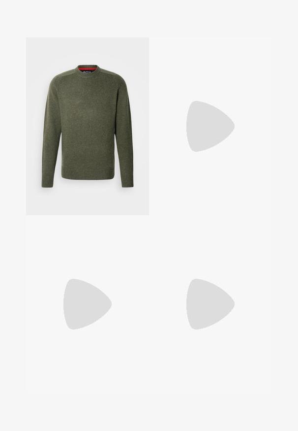 Πράσινο πλεκτό πουλόβερ με στρογγυλή λαιμόκοψη και ριμπ μανσέτες, με μια διακριτική υφή και λεπτομέρεια κεντήματος κοντά στη λαιμόκοψη.; Λευκό βαμβακερό πουκάμισο μακρυμάνικο με στρογγυλή λαιμόκοψη, πλαϊνές σχισμές στο κάτω μέρος και λεία υφή, εμφανιζόμενο από πίσω.; Ανοιχτό μπλε τζιν παντελόνι με ευθεία γραμμή, πέντε τσέπες, κλείσιμο με κουμπί, ελάχιστη φθορά και αντίθετες ραφές.; Λευκό αθλητικό παπούτσι με άνω μέρος από λείο δέρμα και χαμηλό προφίλ. Διαθέτει στρογγυλεμένη μύτη, έξι τρυπούλες και υφασμένη καουτσούκ σόλα.