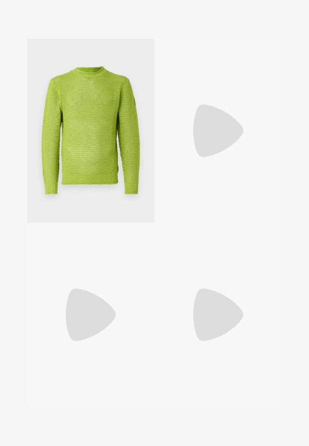 Pletený sveter v jasne limetkovej farbe; má voľnú štruktúru, okrúhly výstrih a rebrované manžety a spodok. Po celom svetrí je textúrovaný vzor.; Zelené bavlnené tričko s krátkymi rukávmi, rebrovaným okrúhlym výstrihom a vyšitým logom Nike na hrudníku. Hladká textúra a voľný strih.; Čierne džínsy s širokými nohavicami a vysokým pásom, so classic piatimi vreckami a jemným vyblednutím pre textúrovaný vzhľad.; Čierne a šedé tenisky s kombináciou semišu a sieťoviny, hrubou podrážkou, výrazným logom a červeným akcentom na jazyku.
