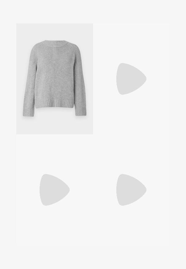 Hellgrauer Pullover mit rundem Ausschnitt, Raglanärmeln und gerippten Bündchen und Saum. Die Textur wirkt weich und gestrickt.; Hellblaue Schlagjeans aus Denim, mit hoher Taille, Vordertaschen und einem rohen Saum an den Bündchen für einen lässigen Look.; Schwarzer Lederhochschuh mit spitzem Zehenbereich, glatter Textur und schmalem Absatz. Minimalistisches Design, keine zusätzlichen Verzierungen.; Schwarze Leder-Umhängetasche mit weicher Textur, dreieckiger Form und verstellbarem Tragegurt, kombiniert mit einem hellblauen gestreiften Hemd und weißen Hosen.