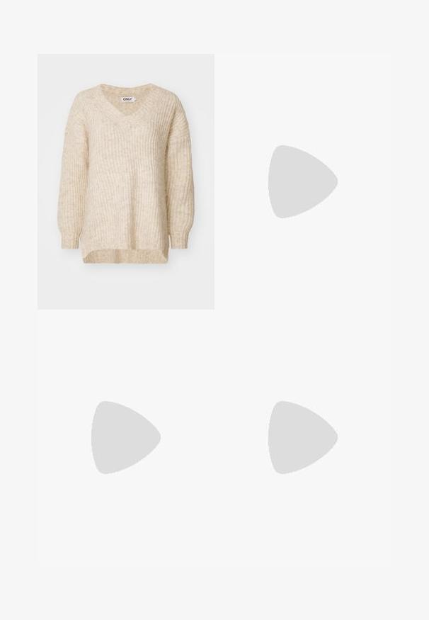 Beige kötött pulóver V-kivágással, laza ujjakkal és bordázott textúrával. A design egyenes szabású aljjal és laza fit-tel rendelkezik.; Sötétkék, széles lábú farmernadrág, sima tapintással, öt zsebbel és kontrasztos varrással. Elöl gombbal és cipzárral záródik.; Fekete pántos szandál négyzetes orral és alacsony blokk sarkal. Több vékony pánttal és állítható boka pánttal rendelkezik. Sima bőrből készült.; Fekete bőr keresztpántos táska, sima textúrával, téglalap alakú és fém lánc részlettel az elején. Állítható pánttal ellátva.