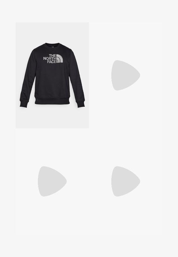 Zwarte sweatshirt van een katoenmix met een ronde hals, lange mouwen en een opvallend wit logo met gebogen accenten op de borst.; Witte korte mouwen t-shirt van katoen, met een ronde hals en een zachte textuur, met een rechte snit en zonder patronen.; Lichtblauwe spijkerbroek met een rechte pijp, knoopsluiting en vijf zakken. Verkleuring zichtbaar op de bovenbenen; gestikte details in oranje.; New Balance sportieve schoen met een bovenwerk van mesh, voornamelijk wit met grijze en marineblauwe accenten, voorzien van een gevoerde zool en textuurdetails.