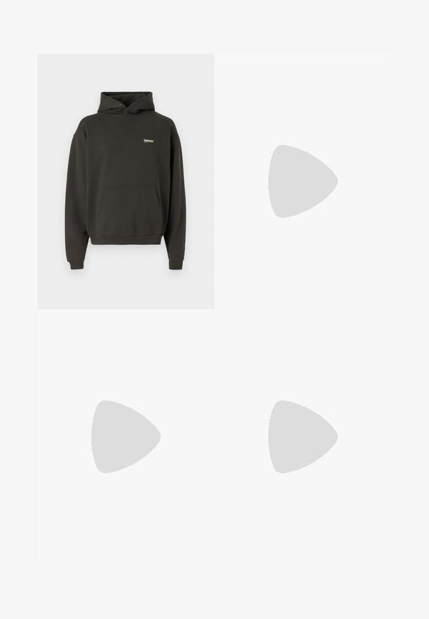 Donkergrijze hoodie van een katoenmix, met een buidelzak aan de voorkant, ribgebreide manchetten en een klein wit logo op de borst.; Beige katoenen broek met een recht pasvorm, voorzien van voorzakken en een knoopsluiting. Gladde textuur met minimale details.; Zwarte sportieve schoen met een textuurstof bovenkant, witte Nike swoosh en dikke witte zool. Beschikt over een trekhaak op de hiel voor gemakkelijk aan- en uittrekken.; Zwarte plastic zonnebril met groene lenzen, vierkante montuur, zilveren accent op de wenkbrauw en een gestructureerde tempel. Merken vermeld op de binnenkant van de arm.