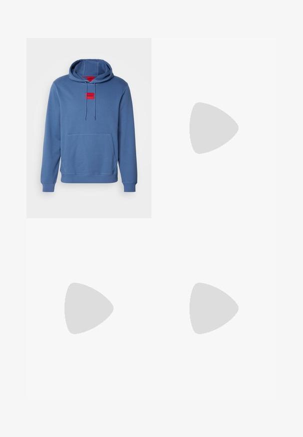 Zils kokvilnas kapuce ar divkāršu kapuci, kangaru kabatu un sarkano HUGO logo uzlīmi. Ribotas aproces un apakšmala, lai nodrošinātu ciešu fit.; BOSS TEE - Pamata T-krekls - open white; Gaiši zaļas kokvilnas bikses ar taisnu piegriezumu, ar priekšējo pogu aizdari un sānu kabatām. Gluda tekstūra, bez redzamām rakstu detaļām.; Baltas ādas kedas ar apaļu purngalu, auklu aizdari, krēma krāsas gumijas zoli un brūnu akcentu detaļu. Strukturētā virsma parāda minimālisma dizainu.