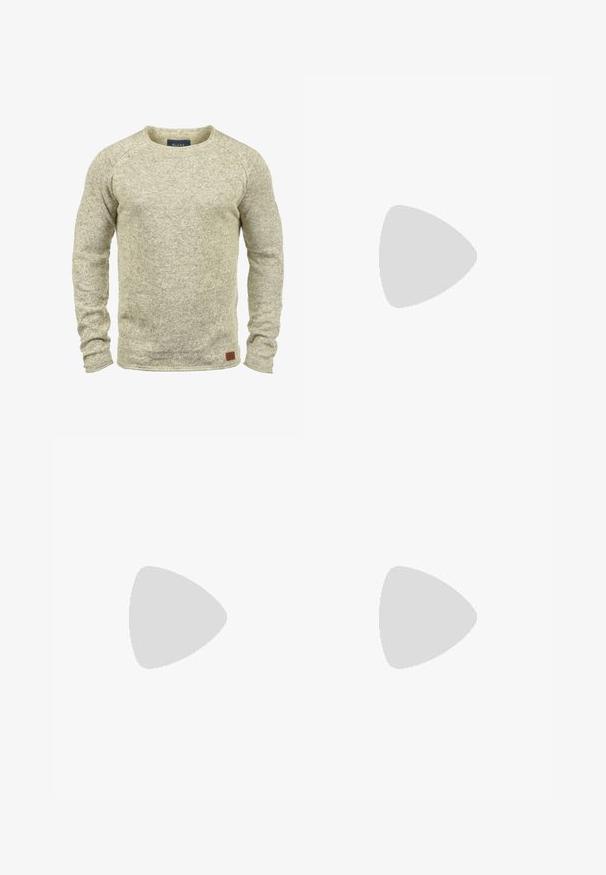 Pulover tricotat de culoare bej deschis, cu mâneci lungi, decolteu rotund și un finisaj texturat. Prezintă o mică etichetă din piele maro pe tiv.; Jack & Jones JJIALEX JJCOOPER  - Blugi largi - black denim; Pantofi slip-on taupe cu un material superior texturat, accent pe toc negru în contrast și talpă din cauciuc alb. Design perforat pentru respirabilitate.; Geantă de messenger neagră, realizată din material neted, cu un capac pliat, hardware din metal argintiu și o curea pentru umăr ajustabilă.