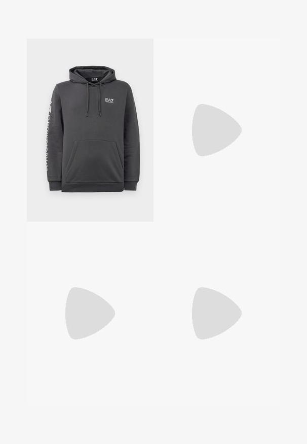 Sötétszürke kapucnis pulóver elöl zsebbel, húzózsinórokkal, és fehér "EA7 Emporio Armani" logókkal a mellkasán és a bal ujjon.; Fekete, pamut póló, kerek nyakkal és rövid ujjakkal. Fehér hímzett "EA7 EMPORIO ARMANI" logóval az elején.; Fekete sportnadrág sima anyagból, rugalmas derékkal és mandzsettákkal, az oldalán kontrasztos logónyomattal.; Fehér sportcipő sima bőr felső résszel és alacsony profilsal. Kerek orr, hat fűzőlyuk és barázdált gumitalp jellemzi.