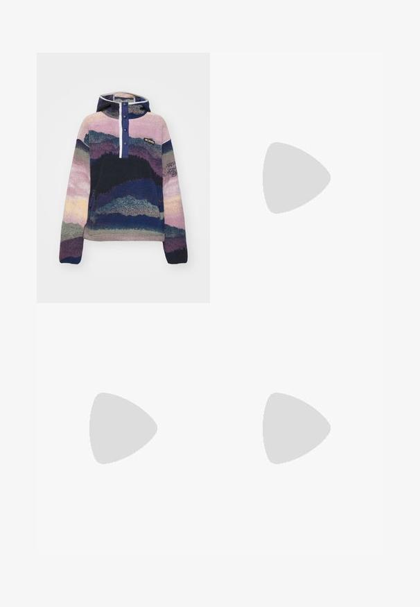 Columbia HELVETIA™ II PRINTED HOODIE - Kapuzenpullover - collegiate navy; Blaue Jeans aus Denim mit entspannter Passform, hoher Taille, Fünf-Taschen-Design und gesteppter Akzente. Mit einem Knopf- und Reißverschluss ausgestattet.; Schwarze und graue Sportschuhe mit Mesh-Einsätzen, rosa Akzentlinien und einem kräftigen Sohlen-Design. Verfügt über Schnürsenkel und strukturierte Materialdetails.; Schwarze Umhängetasche aus Stoff mit Reißverschluss, ausgestattet mit einem weißen Adidas-Logo und einem gestreiften, verstellbaren Tragegurt für einfachen Transport.