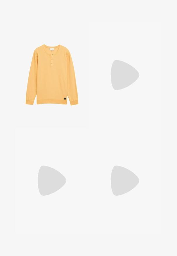 Camisa henley de manga larga en suave tela amarilla, con un cuello redondo, tres botones en la parte delantera y puños y dobladillo acanalados.; Pantalones cargo negros hechos de tejido resistente, con bolsillos laterales, cierre de botón y un diseño ajustado. Textura suave con detalles mínimos.; Zapatilla negra con parte superior sintética suave, puntera redonda, cordones planos y suela de goma estriada. Diseño minimalista, con acentos cosidos.; Gafas de sol rectangulares verdes con lentes oscuros sólidos, gruesas monturas transparentes y un ligero acabado brillante. Detalles en las patillas.