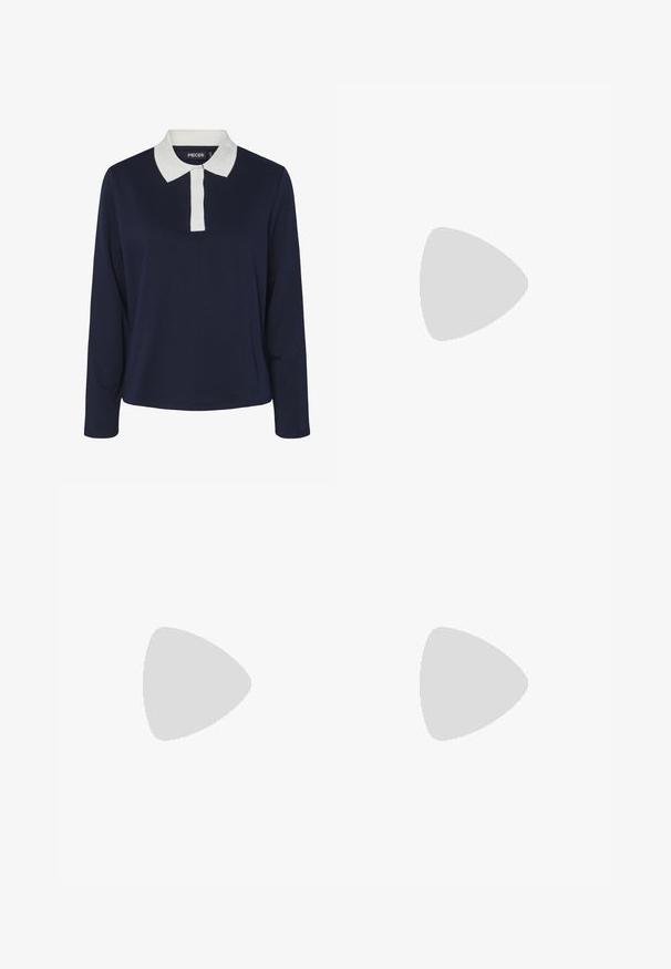 Polo a maniche lunghe blu navy con colletto e patta bianchi a contrasto, realizzato in un tessuto liscio e strutturato.; Jeans in denim bianco con una vestibilità rilassata, caratterizzati da gamba dritta, design a cinque tasche e hardware in metallo con una texture sottile.; Sneaker bianca in tela con suola spessa, punta arrotondata e cinque occhielli per i lacci. Linguetta sul retro per una facile calzata. Texture liscia, design minimalista.; Borsa tote in pelle marrone con texture liscia, design con apertura superiore e due spallacci. Presenta cuciture minime e nessun hardware visibile.