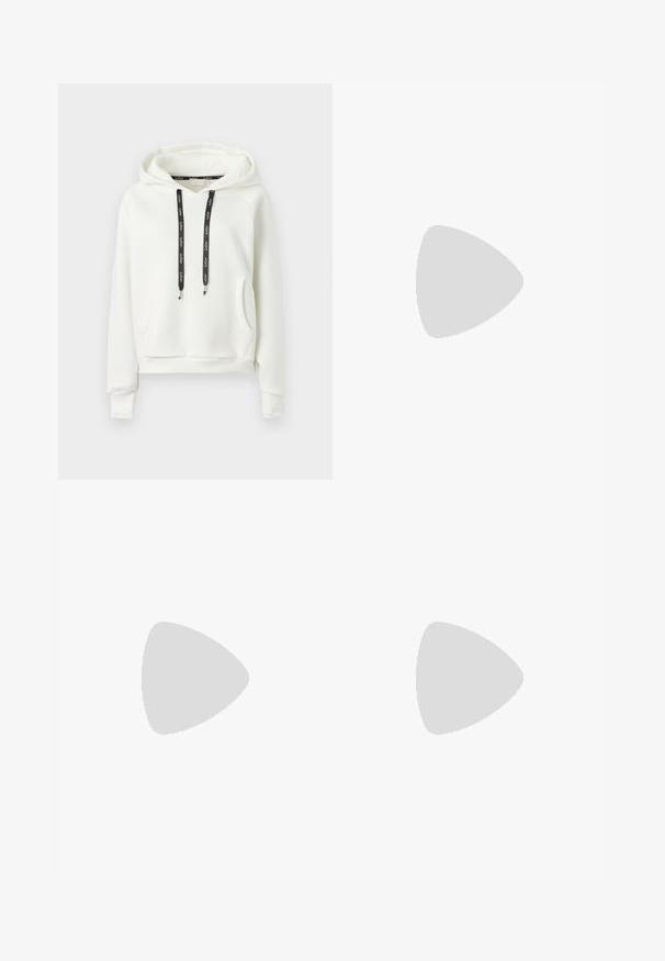 Sweatshirt branco com capuz, bolso canguru na frente e cordões pretos, apresentando texto impresso em branco.; Jeans de denim azul clássicos com um design de perna reta, cinco bolsos e fecho de botão. Apresenta um tratamento médio e uma textura resistente.; Sapatilha de couro branca com detalhes em camurça bege, biqueira perfurada, atacadores planos e sola texturizada creme. Apresenta uma marcação subtil no calcanhar.; Bolsa de mão em couro sintético preto com textura de crocodilo, topo franzido e alça enrugada. Apresenta um design suave e compacto.