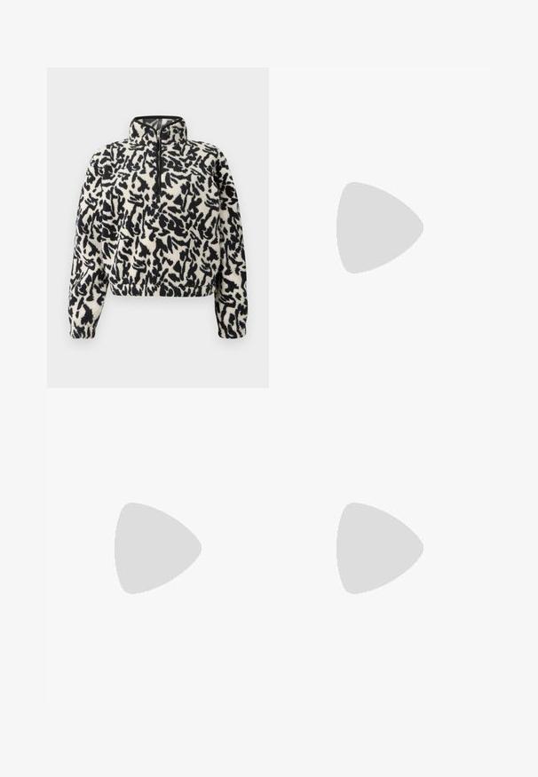 Pullover in pile color avorio con motivo astratto nero, dotato di colletto a mezza zip e polsini elasticizzati per una vestibilità aderente.; Jeans a gamba larga in denim nero con chiusura a zip, design a cinque tasche e dettagli di cucitura sottili. Texture morbida e stile casual.; Sandali con tacco in vernice nera, con punta squadrata, cinturini alla caviglia e fibbie in argento. Presentano un tacco a blocco spesso per maggiore stabilità.; Borsa a tracolla nera in pelle con una forma curva, manico rimovibile e accessori dorati. La borsa presenta una patta con un dettaglio a fibbia.