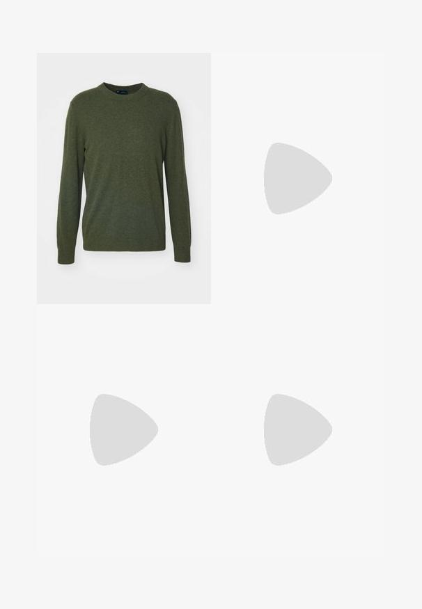 GAP CASHSOFT CREW - Maglione - green heather; Camicia a righe button-up in cotone azzurro chiaro e bianco. Presenta un colletto classico, maniche lunghe e un orlo curvo. Bottoni sul davanti.; Pantaloni a gamba larga realizzati in tessuto grigio scuro. Presentano pences in vita, un design sartoriale e una silhouette dritta.; Scarpa nera in pelle con lacci, dotata di una soletta in gomma nera spessa e seghettata e cuciture gialle lungo il bordo, con una finitura liscia.