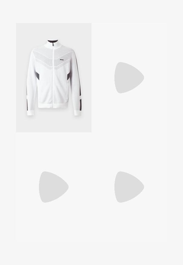 Hvit zip-up jakke med høy krage, med teksturert mønster og mørkegrå aksenter på ermer og sider. Logo på brystet.; Hvit polo skjorte laget av bomull, med klassisk krage, tre-knapps ståkrage og lomme på venstre bryst; liten logo ved kanten.; Hvite, pregede bukser med skreddersydd passform, som har en jevn tekstur, beltehemper og avsmalnende ben. Ingen synlige lommer eller mønstre.; Hvit og lysebeige treningssko, med en mesh-overdel, perforerte detaljer og en teksturert mellomsåle med merkevare på hælen.