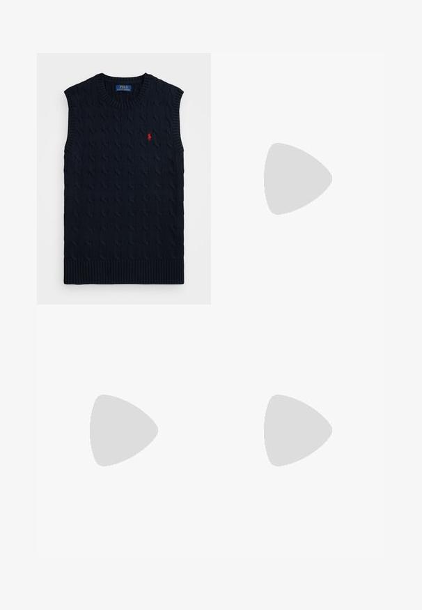 Marinblå kabelstickad ärmlös tröja med ribbad krage och nederkant, prydd med en liten röd polo-logga på vänster sida.; Vit långärmad skjorta i bomull med knappar. Har en klassisk krage, knappmanchetter och en liten broderad logotyp i marinblått på bröstet.; Ljust blå smala jeans med lätt blekning på låren, framknäppning, bältesslingor och fem fickor på en vit bakgrund.; Grå idrottssko med ovandel i mocka och textil, vit Nike-swoosh och vita snören. Har en texturerad gummisula och vadderad krage.